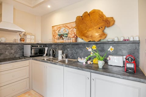 Stovetop, cookware/dishes/utensils