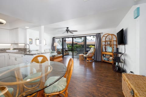 Condo, 1 King Bed with Sofa bed (Casa De Emdeko 330) | Dining