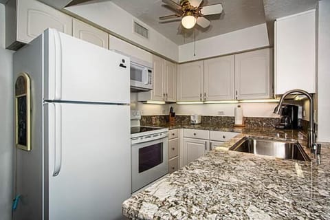 Condo, 1 King Bed with Sofa bed (Casa De Emdeko 330) | Private kitchen | Oven, dishwasher, toaster, paper towels