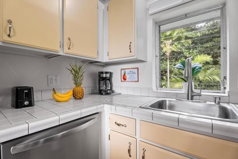 Condo, Multiple Beds (Keauhou Akahi 210) | Private kitchen | Oven, toaster, paper towels
