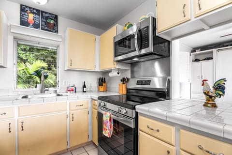 Condo, Multiple Beds (Keauhou Akahi 210) | Private kitchen | Oven, toaster, paper towels