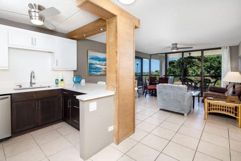 Condo, 1 Queen Bed with Sofa bed (Kona Pacific B409) | Private kitchen | Paper towels