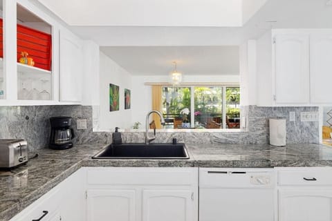 Condo, Multiple Beds (Casa De Emdeko 211) | Private kitchen | Fridge, microwave, oven, stovetop