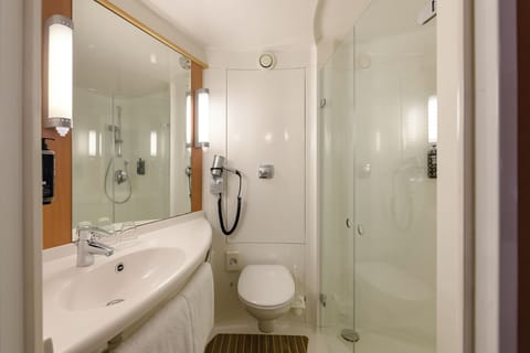 Standard Twin Room, 2 Twin Beds | Bathroom | Shower, eco-friendly toiletries, hair dryer, towels