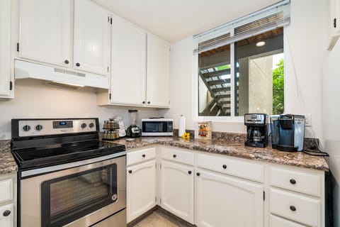 Condo, Multiple Beds (Keauhou Kona Surf & Racquet Club #6-1) | Private kitchen | Oven, dishwasher, toaster, paper towels