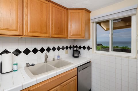 Condo, 1 King Bed, Mountain View (Keauhou Kona Surf & Racquet Club #176) | Private kitchen | Full-size fridge, microwave, oven, stovetop