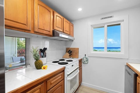 Condo, Multiple Beds (Keauhou Kona Surf & Racket Club Townh) | Private kitchen | Paper towels