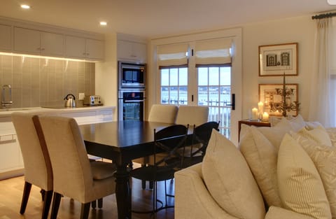 Luxury Cottage, Crows Nest | Private kitchen | Microwave, oven, stovetop, coffee/tea maker