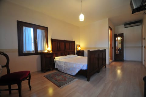 Superior Double or Twin Room, Private Bathroom, Canal View | In-room safe, desk, free WiFi, bed sheets
