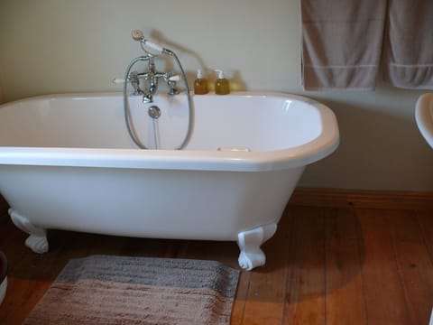 Deep soaking bathtub