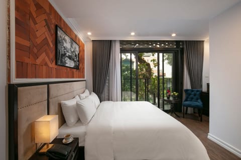Executive Suite | Minibar, in-room safe, desk, blackout drapes