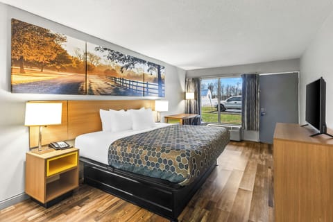Room, 1 King Bed, Accessible, Non Smoking (Accessible Tub) | In-room safe, desk, iron/ironing board, free cribs/infant beds