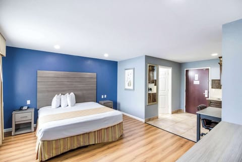 Suite, 1 King Bed, Non Smoking (Efficiency) | Premium bedding, WiFi (free), bed sheets