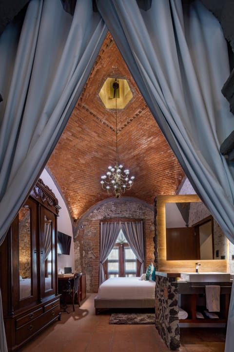 Suite, 1 King Bed | Premium bedding, in-room safe, desk, laptop workspace