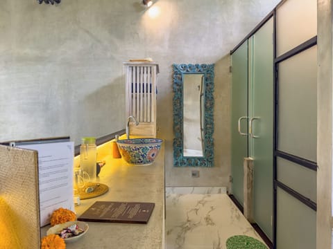 Shower, free toiletries, towels, soap