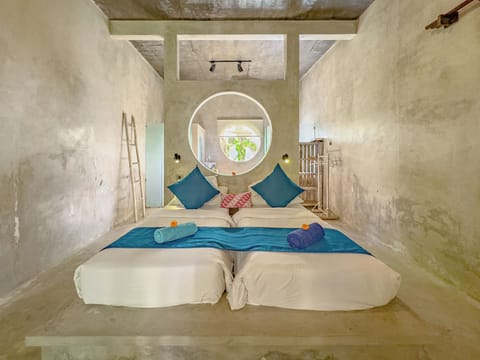 Desk, soundproofing, free WiFi, bed sheets