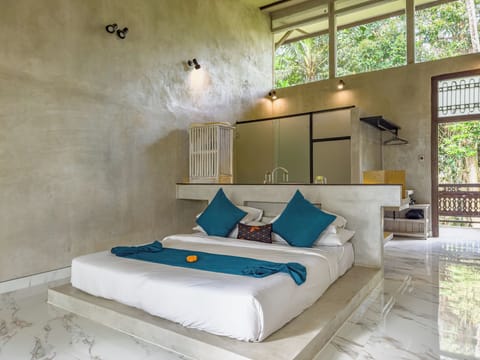 Desk, soundproofing, free WiFi, bed sheets