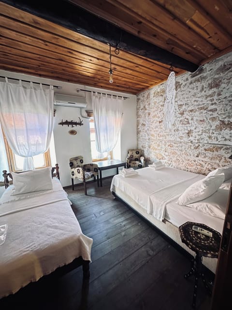 Standard Triple Room, Multiple Beds, Non Smoking | Hypo-allergenic bedding, Select Comfort beds, iron/ironing board