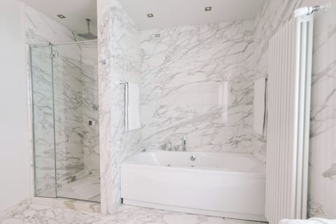 Junior Suite | Bathroom | Free toiletries, hair dryer, slippers, bidet