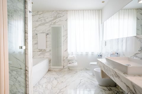 Junior Suite | Bathroom | Free toiletries, hair dryer, slippers, bidet