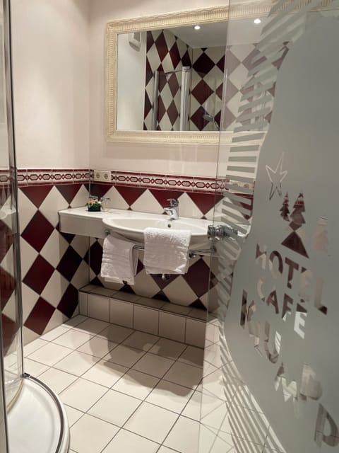 Comfort Double Room | Bathroom | Free toiletries, hair dryer, towels