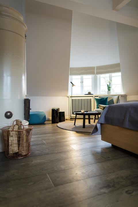 Premium bedding, down comforters, in-room safe, blackout drapes