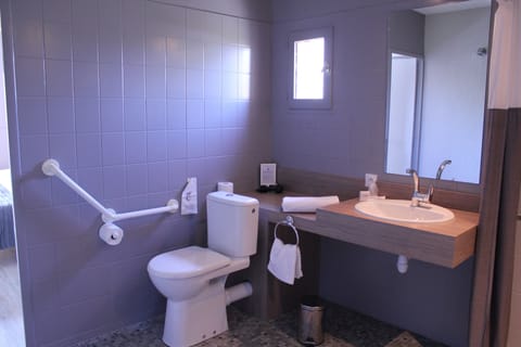 Room, Accessible, Non Smoking | Bathroom | Hair dryer, towels