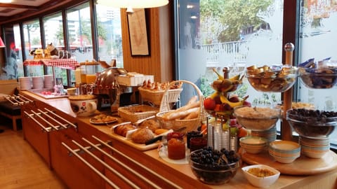 Daily buffet breakfast (CHF 16 per person)