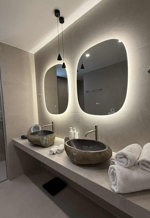 Deluxe Suite Garden View & outdoor Hot Tub | Bathroom | Shower, rainfall showerhead, free toiletries, hair dryer