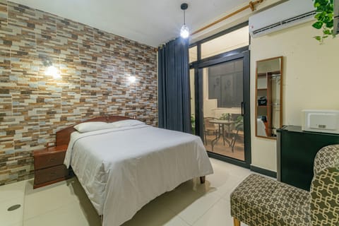 Standard Double Room | In-room safe, desk, laptop workspace, iron/ironing board
