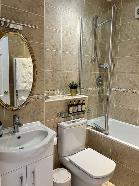 Superior Room | Bathroom | Hair dryer, towels