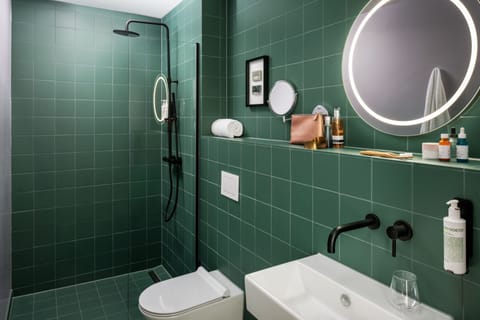 Separate tub and shower, free toiletries, hair dryer, towels