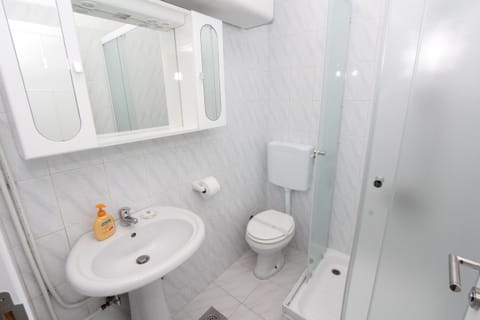 Double Room, Balcony | Bathroom | Shower, hair dryer, towels, toilet paper