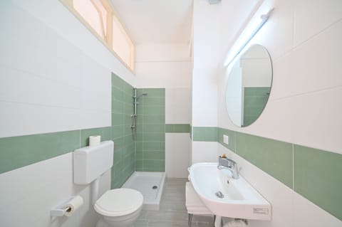 Superior Double Room | Bathroom | Shower, eco-friendly toiletries, hair dryer, bidet