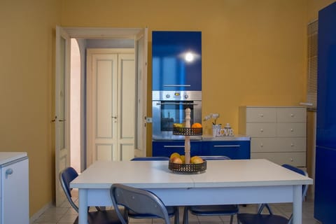 Apartment, 1 Bedroom, Lake View | In-room dining