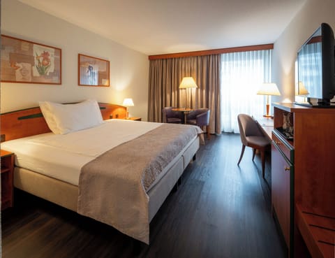 Standard Double Room, Non Smoking | 1 bedroom, premium bedding, minibar, in-room safe