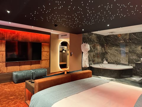 Romantic Suite | Minibar, in-room safe, desk, soundproofing