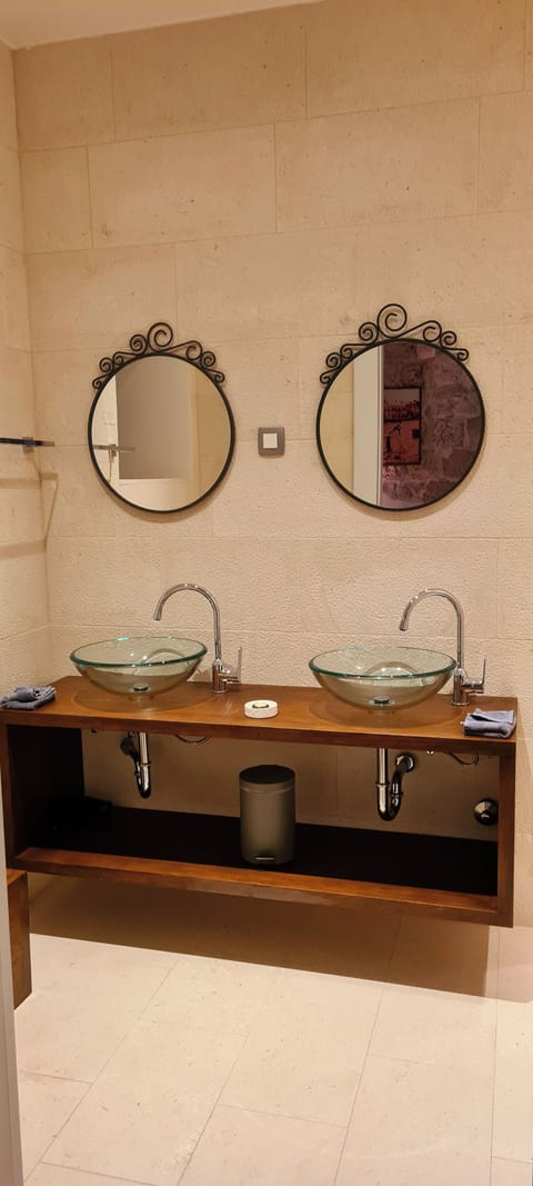 Deluxe Triple Room | Bathroom | Shower, free toiletries, hair dryer