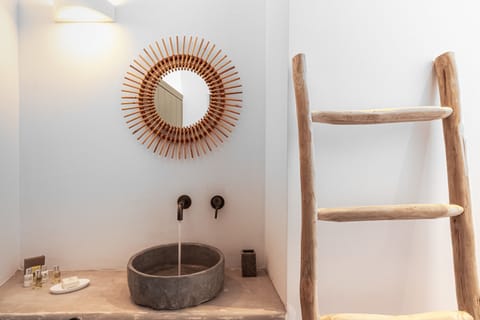 Deluxe Double Room, Sea View | Bathroom | Shower, rainfall showerhead, free toiletries, hair dryer