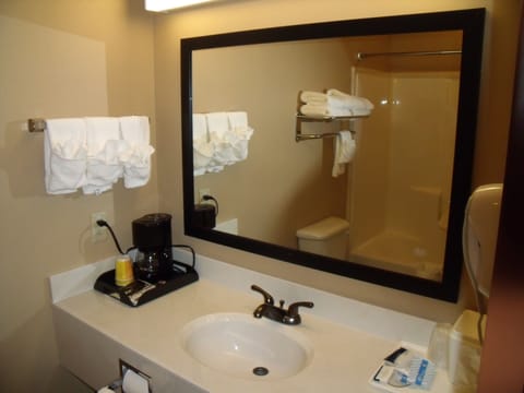 Room, 1 King Bed, Non Smoking | Iron/ironing board, free WiFi, bed sheets, alarm clocks