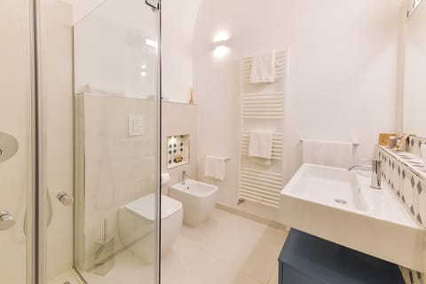 Deluxe Room | Bathroom | Slippers, bidet, towels