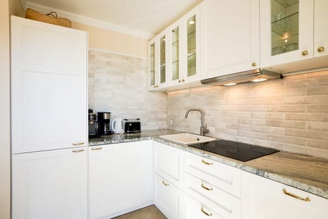 Deluxe Apartment, Multiple Beds, Partial Sea View | Private kitchenette | Fridge, microwave, oven, stovetop