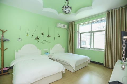 Twin Room | Blackout drapes, WiFi (free), bed sheets