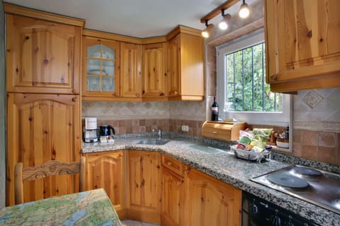 Studio, Pool View | Private kitchen | Mini-fridge, espresso maker, coffee/tea maker, electric kettle