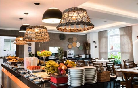 Breakfast and dinner served