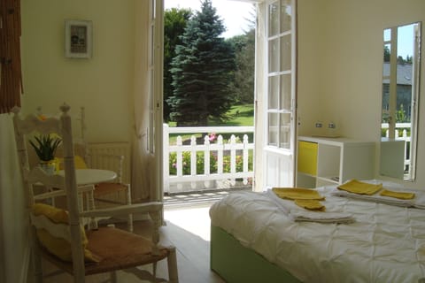 Family Suite (Tulipe/Narcisse) | Individually decorated, individually furnished, blackout drapes