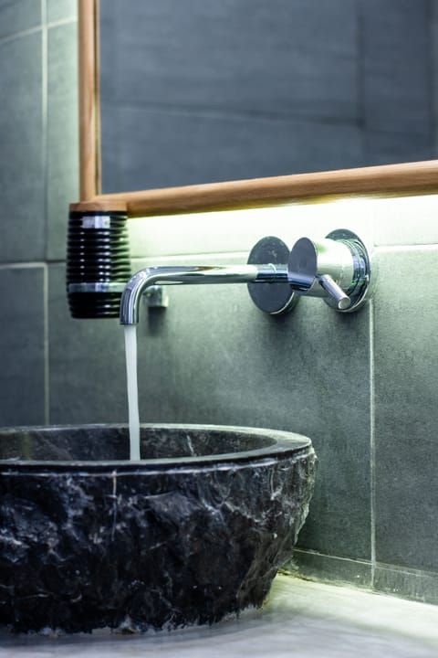 Deluxe Suite with plunge pool and sea view | Bathroom | Shower, free toiletries, hair dryer, towels