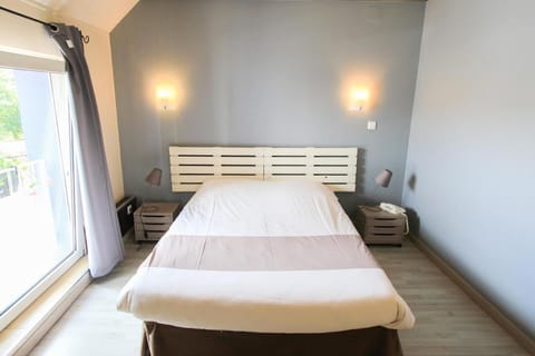 Desk, iron/ironing board, rollaway beds, free WiFi