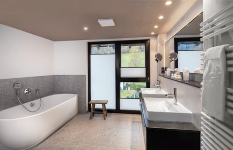 Moderne Suite mit Balkon (eigene Infrarotkabine) | Bathroom | Free toiletries, hair dryer, bathrobes, slippers