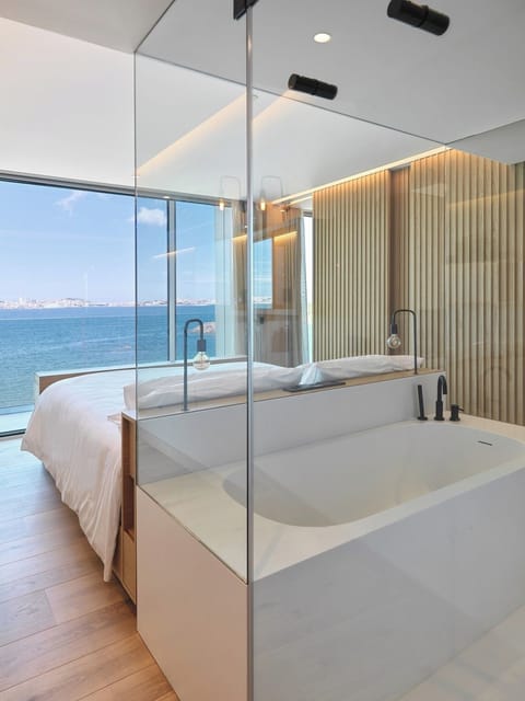 Junior Suite | Hypo-allergenic bedding, minibar, in-room safe, soundproofing